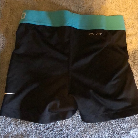 Nike workout shorts - Picture 4 of 4